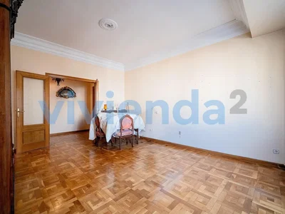 Obývací pokoj; dřevěná podlaha, přirozené světlo
