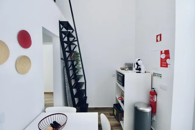 Cucina; pavimento in piastrelle, stile moderno