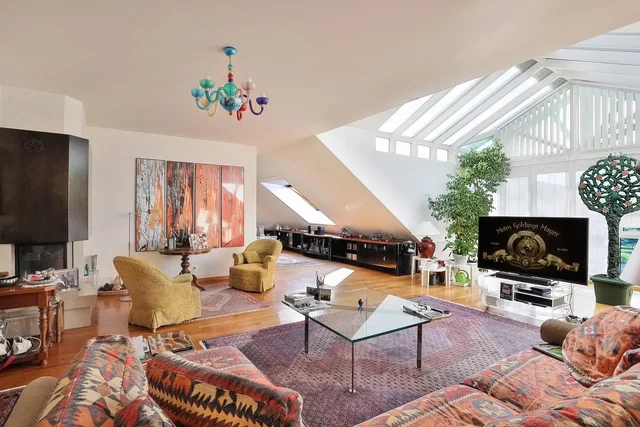 Soggiorno; luce naturale, pavimento in legno, stile moderno