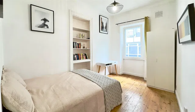 Sypialnia; podłoga drewniana, światło dzienne, styl nowoczesny