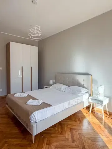 Ložnice; dřevěná podlaha, přirozené světlo, moderní styl