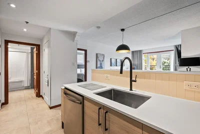 Cuisine; carrelage, lumière naturelle