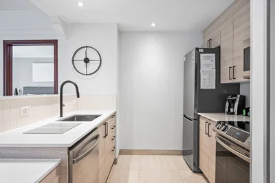 Cuisine; électroménager, carrelage, rénové, lumière naturelle, style moderne