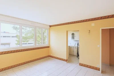 Salon; carrelage, lumière naturelle, vue