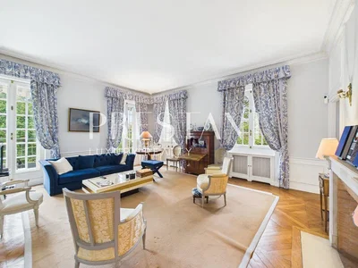 Oturma odası; manzara, ahşap zemin, doğal ışık, modern stil