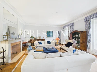 Oturma odası; şömine, doğal ışık, modern stil