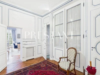 Oda; ahşap zemin, doğal ışık