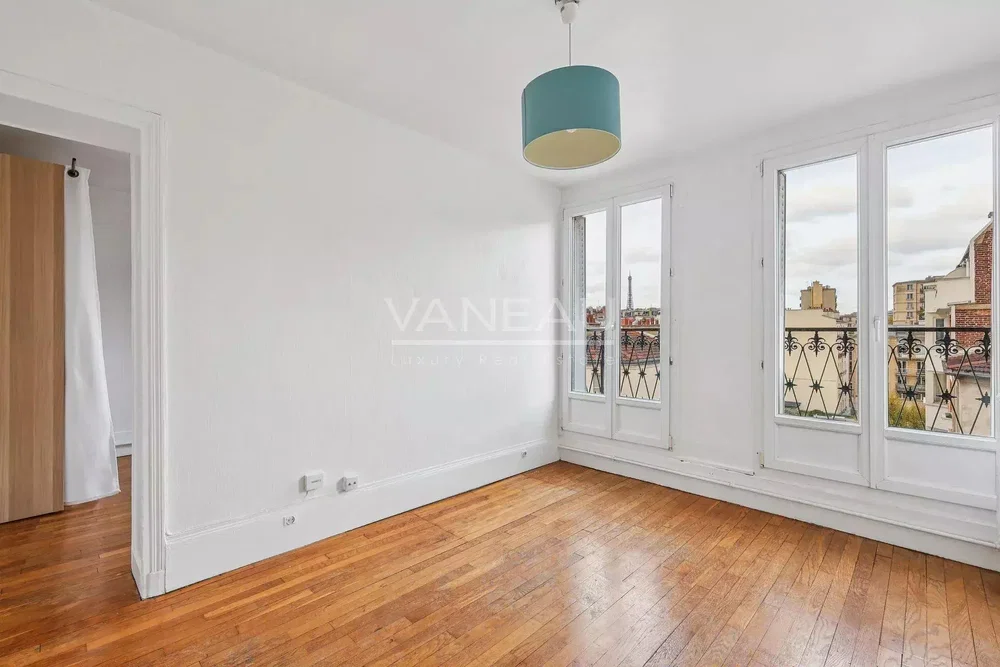Salon; vue, parquet, lumière naturelle