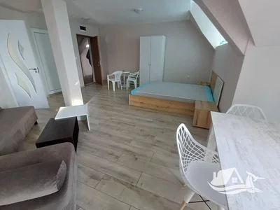 Yatak odası; ahşap zemin, doğal ışık