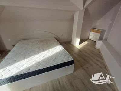 Yatak odası; doğal ışık, ahşap zemin