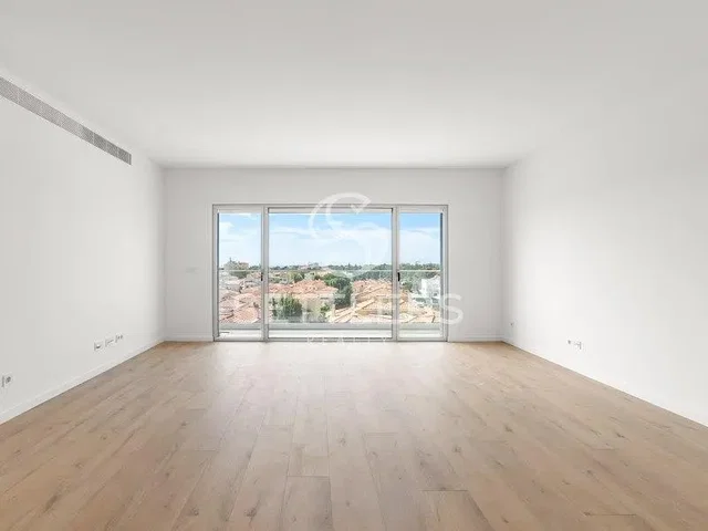 Obývačka; výhľad, drevená podlaha, prirodzené svetlo