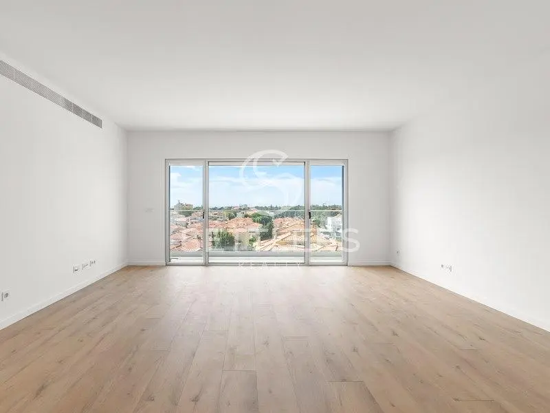 Σαλόνι; θέα, ξύλινο πάτωμα, φυσικό φως