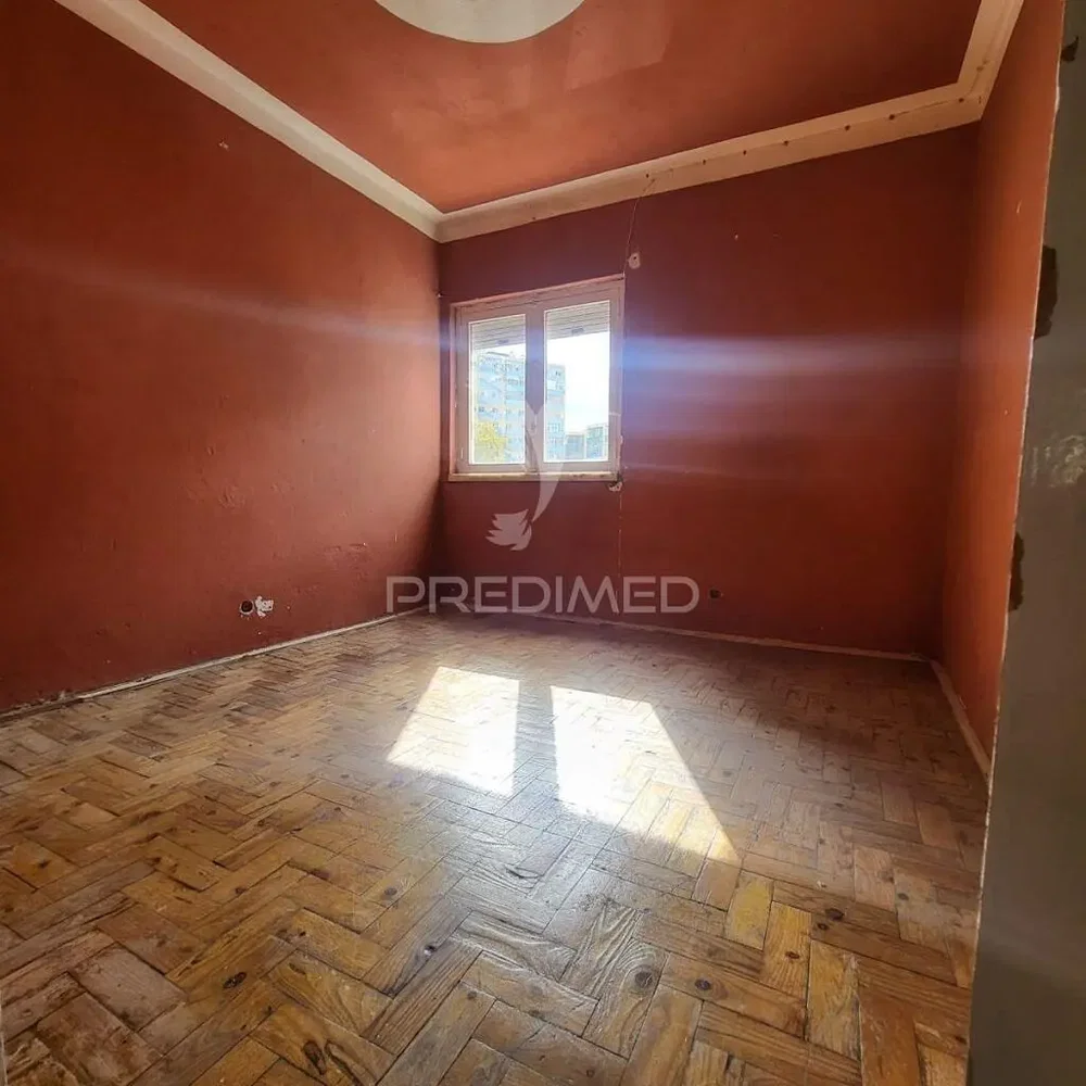 غرفة نوم; أرضية خشبية, ضوء طبيعي, يحتاج إلى تجديد