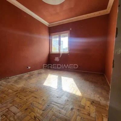 غرفة نوم; أرضية خشبية, ضوء طبيعي, يحتاج إلى تجديد