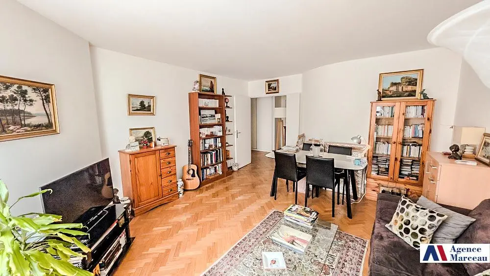 Oturma odası; modern stil, ahşap zemin, doğal ışık