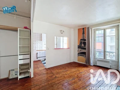 Yatak odası; ahşap zemin, doğal ışık, tadilat gerekiyor