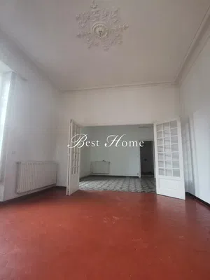 Oturma odası; yüksek tavan, tadilat gerekiyor