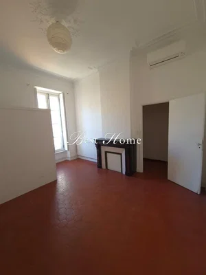Sala de estar; lareira, chão de azulejo, luz natural