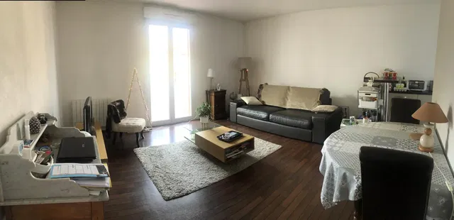 Salon; światło dzienne, podłoga drewniana, styl nowoczesny