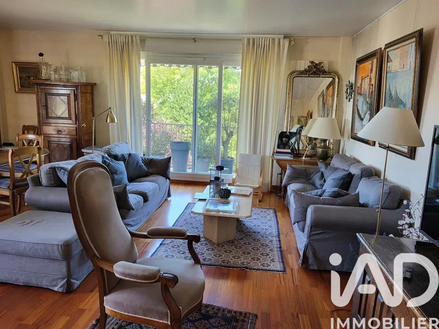 Oturma odası; manzara, ahşap zemin, rustik stil, doğal ışık