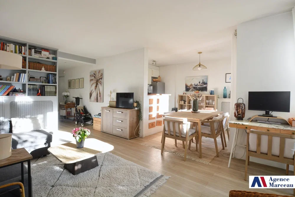 Oturma odası; doğal ışık, modern stil