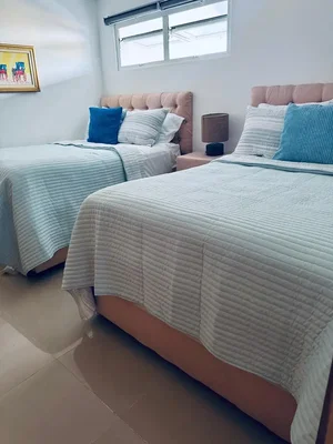 Chambre; lumière naturelle, carrelage