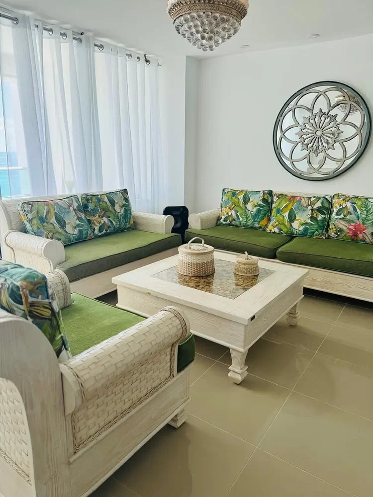 Wohnzimmer; tageslicht, moderner stil, fliesenboden, blick