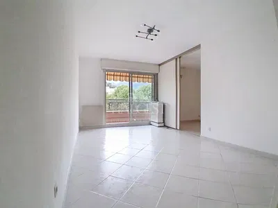 Oturma odası; fayans zemin, manzara, doğal ışık