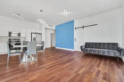 Salon; électroménager, parquet, style moderne, lumière naturelle