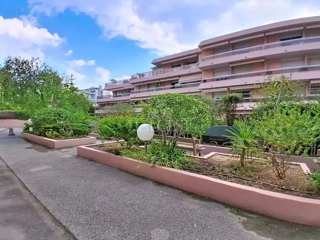 Dom i otoczenie; widok, światło dzienne