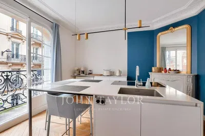 Mutfak; manzara, mutfak aletleri, ahşap zemin, doğal ışık, modern stil