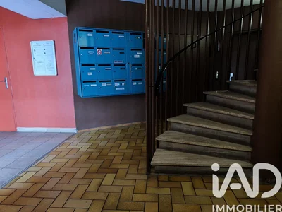 Outro; chão de azulejo