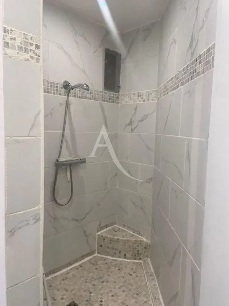Salle de bain; carrelage, rénové, lumière naturelle
