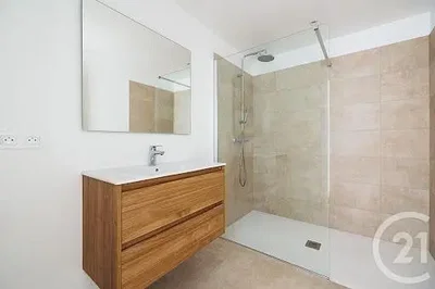 Banyo; fayans zemin, tadilatlı, doğal ışık, modern stil