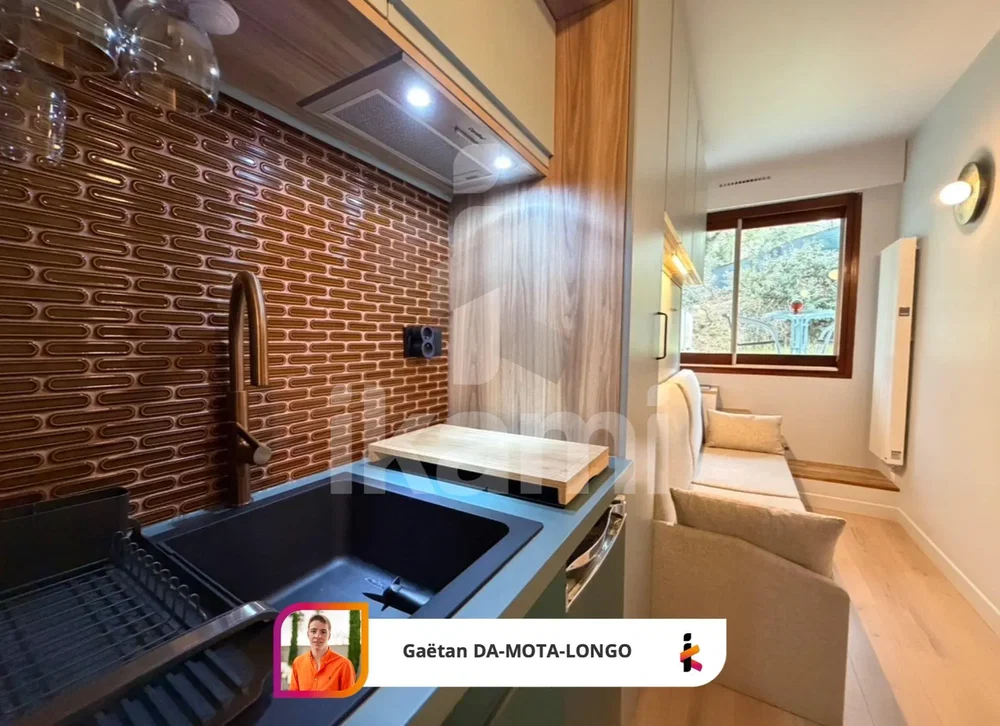 Кухиња; поглед, дрвени под, природно светло