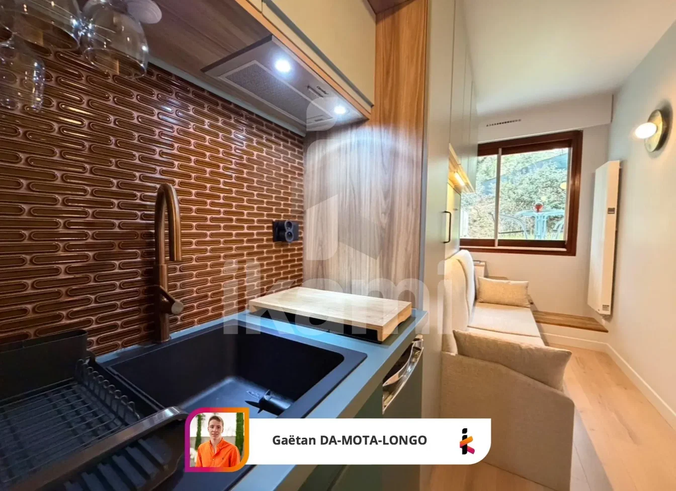 Кухиња; поглед, дрвени под, природно светло