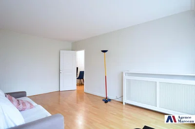 Oturma odası; ahşap zemin, doğal ışık