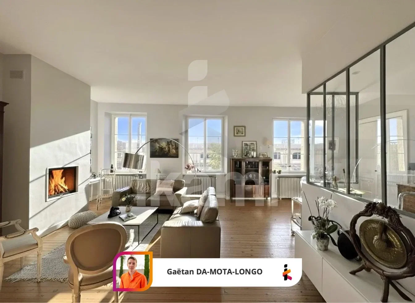 Wohnzimmer; kamin, tageslicht, moderner stil