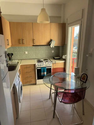 Kuhinja; kuhinjski aparati, pločice, prirodno svjetlo, moderni stil