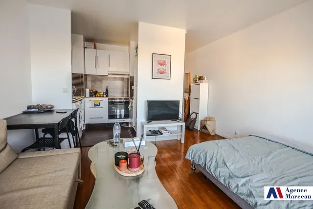 Woonkamer; houten vloer, natuurlijk licht, moderne stijl