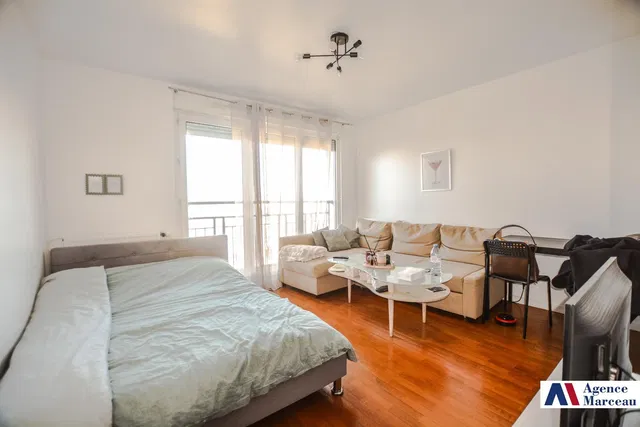 Woonkamer; natuurlijk licht, houten vloer, moderne stijl