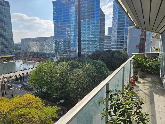 Balcone; vista, pavimento in piastrelle, luce naturale