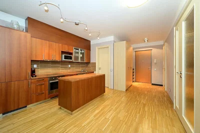 Küche; küchengeräte, holzboden, tageslicht, moderner stil