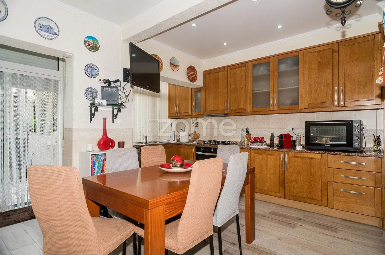 مطبخ; أرضية من البلاط, أسلوب عصري, أجهزة المطبخ, ضوء طبيعي