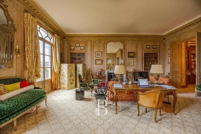 Oturma odası; rustik stil, ahşap kirişler, yüksek tavan, doğal ışık