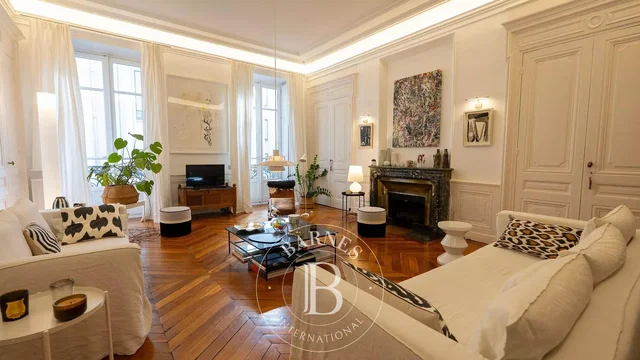 Soggiorno; luce naturale, pavimento in legno, stile moderno