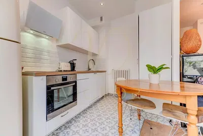 Mutfak; mutfak aletleri, fayans zemin, doğal ışık, modern stil