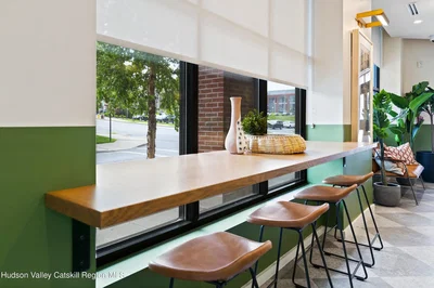 Salle à manger; vue, lumière naturelle