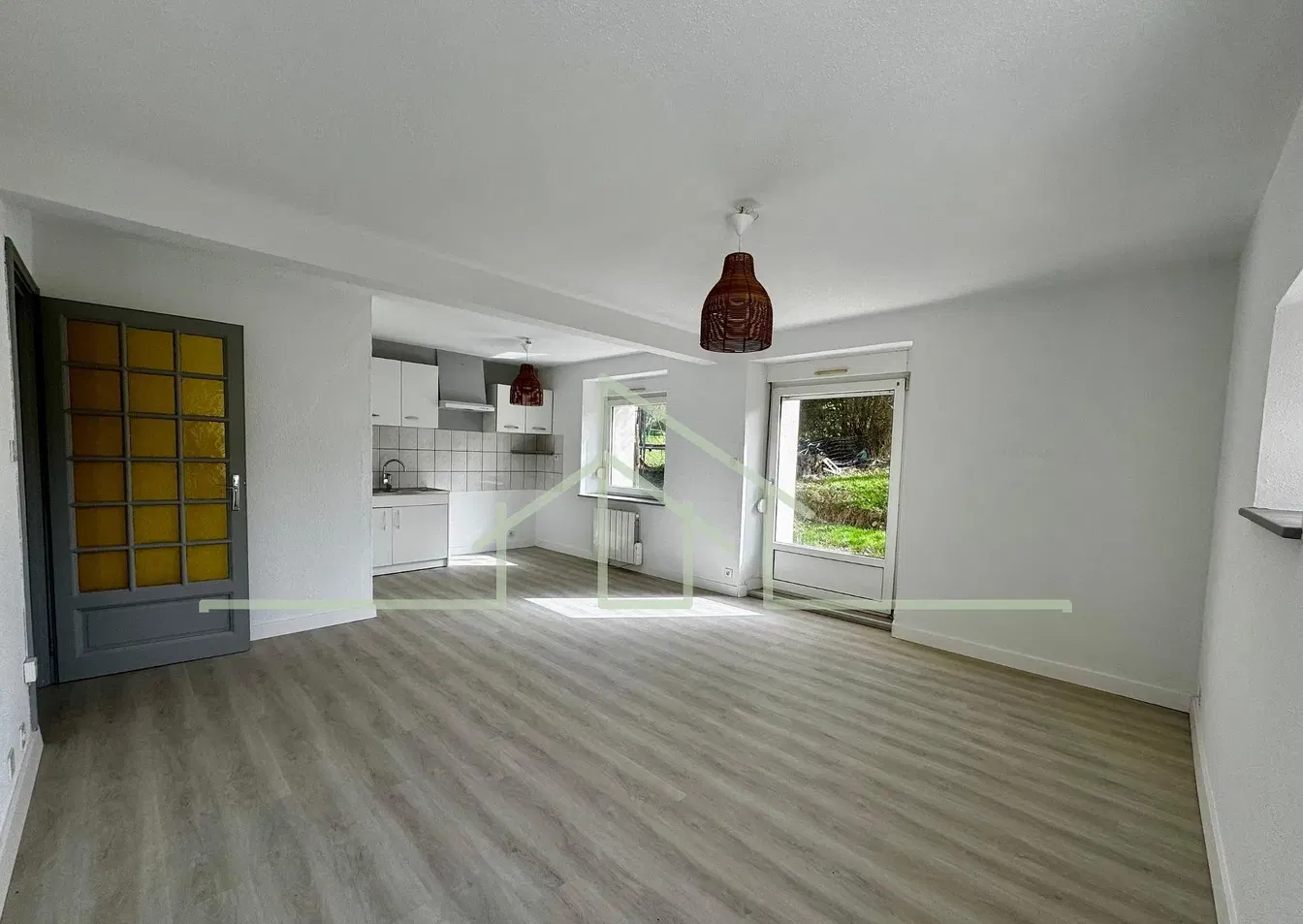 Σαλόνι; φυσικό φως, πλακάκια