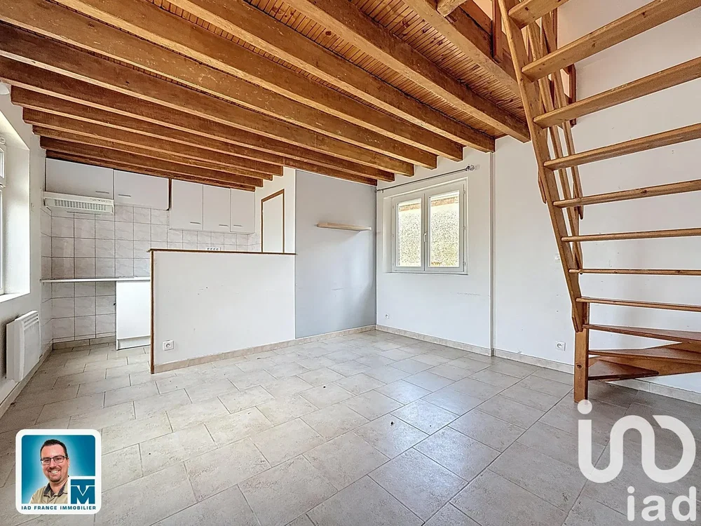 Cuisine; poutres en bois, carrelage, lumière naturelle, nécessite rénovation